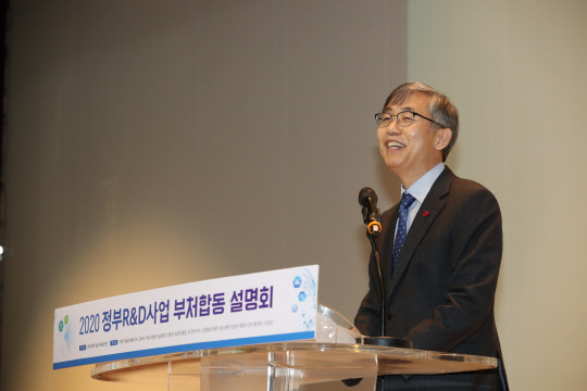 김성수 과학기술혁신본부장이 6일 올해 정부 R&D 예산에 대해 설명하고 있다.            과기정통부 제공